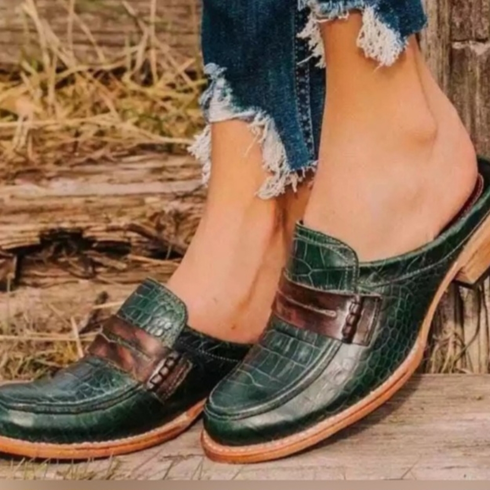 Freebirds Green Croc-Embossed Mules with Wooden Soles. SIZE 8N